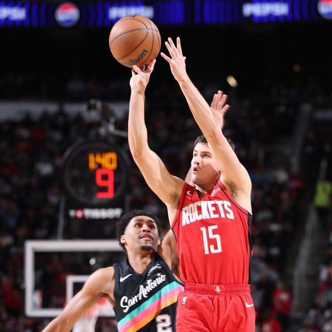 世俱杯-谢天谢地谢泼德，谢泼德末节砍12分率队逆转，马刺全队仅14分